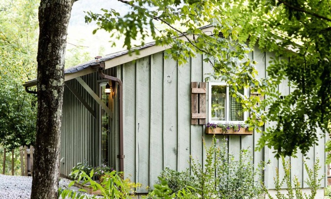 Purlear Hütte | Enchanted Mountain Cottage Escape / Farm zu Tisch B & B in der Nähe von Boone / Blowing Rock / BRP