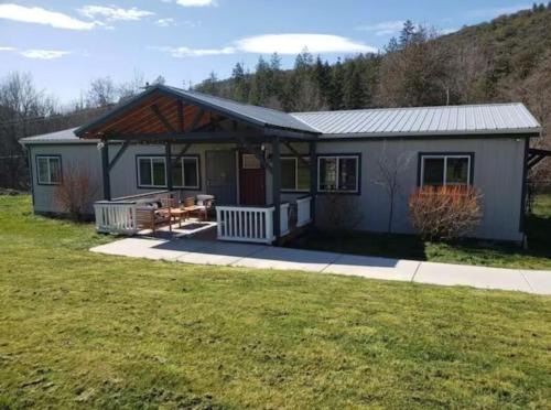 Ruch Haus | Enchanting Getaway Farmhouse And Tiny House Duo