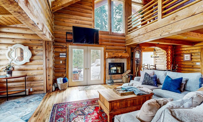 Summit Park Kabine | Enchanting mountain escape with hot tub, fireplace, deck, W/D & incredible views