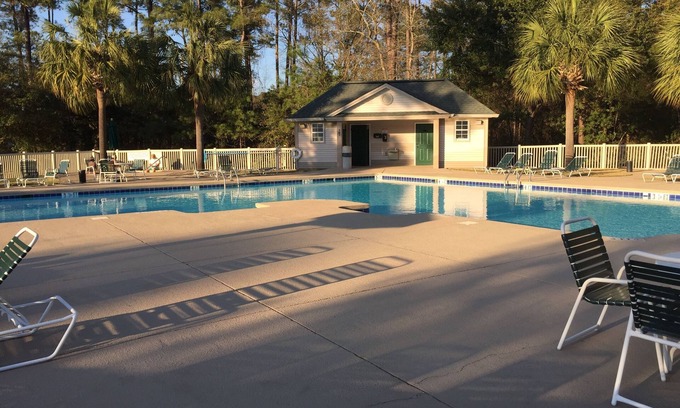 Pawleys Island Eigentumswohnung | Endeinheit 5 min zum Strand. Schritte vom Pool / Jacuzzi. Golf. In der Nähe von Restaurants. W-lan