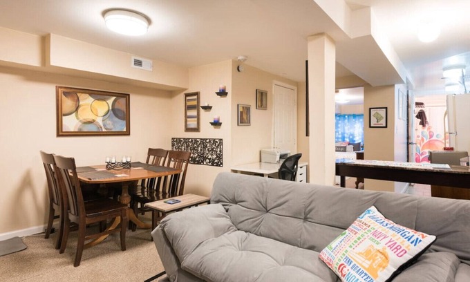 Trinidad Wohnung | English Basement Apt in a Classic DC Neighborhood