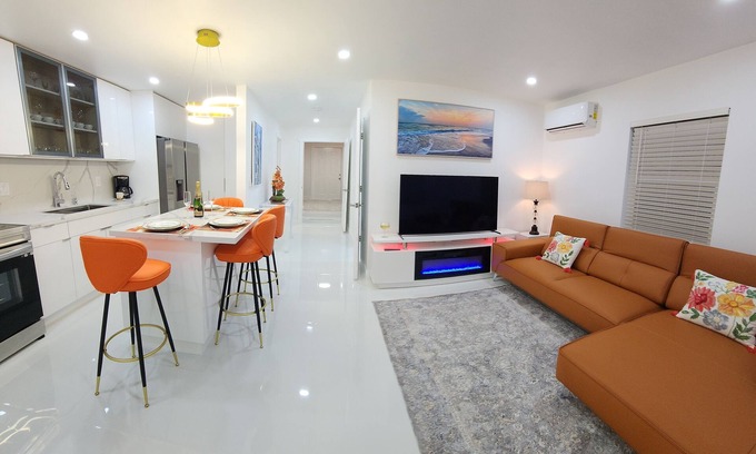 Edgewood Haus | Enjoy a stylish experience at this centrally-located place.