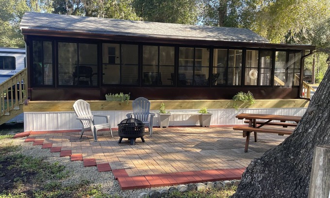 Salt Springs Kabine | Enjoy a view of Little Lake Kerr while sipping your coffee!