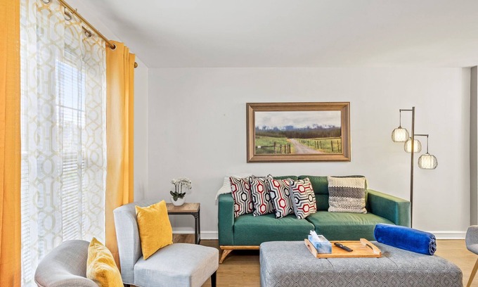 Belmont Cragin Haus | Enjoy Chicago/suburbs 2BR townhouse fully equipped