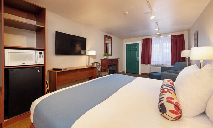 Leavenworth Hotel | Enjoy easy walking access to all Leavenworth has to offer after a relaxing night in our King room with a cozy fireplace.