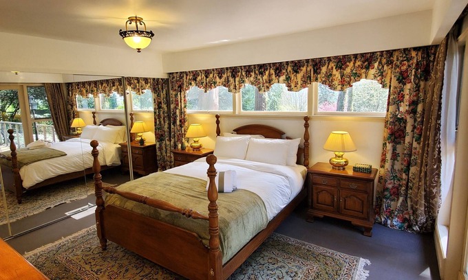 Hollyburn Haus | Enjoy in peace and a natural garden during your stay