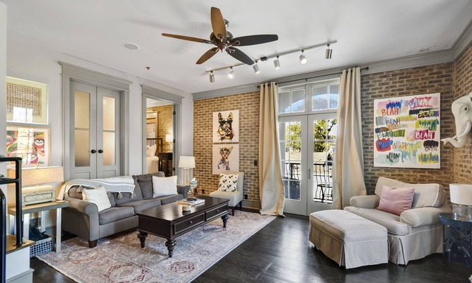 King City Eigentumswohnung | Enjoy Island life in the Village in this gorgeous one of a kind loft!