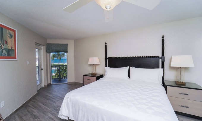 Crystal Harbour Wohnung | Enjoy Perks! Free Breakfast and Parking, Outdoor Pool, Pets Allowed!