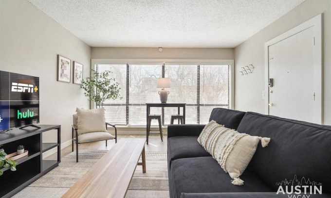 Brentwood Wohnung | Enjoy Poolside TVs and Private Cabanas off N Lamar