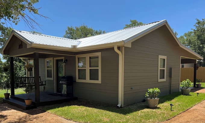 Wyldwood Hütte | Enjoy some R&R at this cozy cabin! Conveniently Located between Austin&Bastrop!