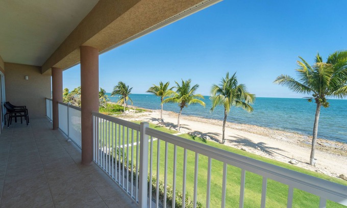 Crystal Harbour Wohnung | Enjoy Stunning Views! Full Kitchen, Outdoor Pool, Pet-friendly!