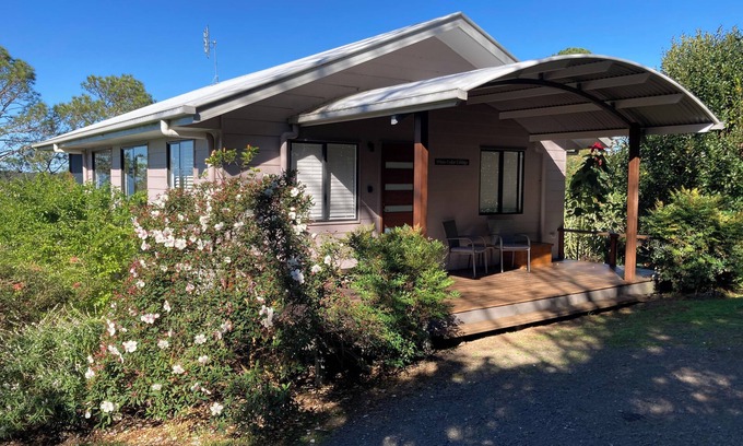 Wootha Haus | Enjoy stunning views of the Glasshouse Mountains and the rolling countryside