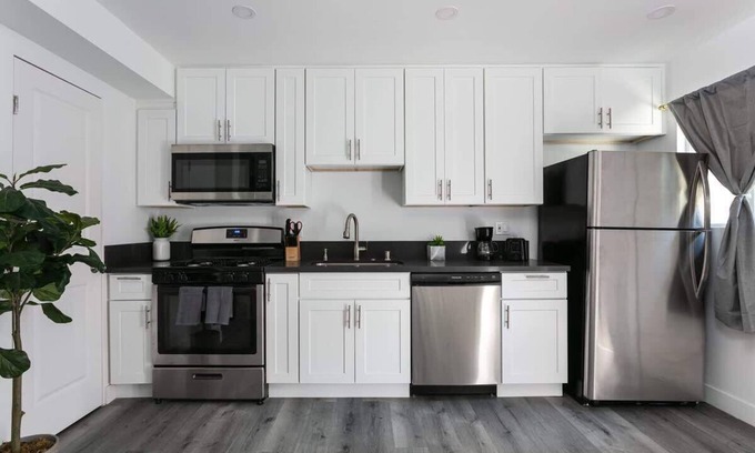 Glendale Wohnung | Enjoy Stylish 3BR Apt | Sleeps 6 + Free Parking