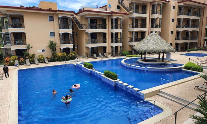 Barrio Los Villalobos Eigentumswohnung | Enjoy the beach view while sitting on the lanai