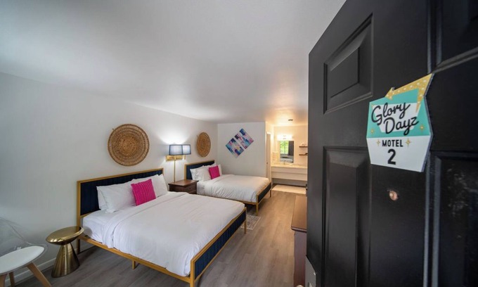 Eureka Springs Resort | Enjoy the charm of Queen Suite Number 2 at GloryDayz!