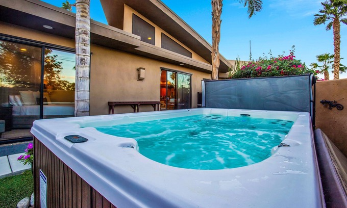 Chino Canyon Haus | Enjoy the MorningSun in a Stylish Townhouse with Private Spa & Putting Green