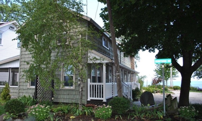 Mitiwanga Sonstige | Enjoy the View From this Charming Lakefront House in Private Park