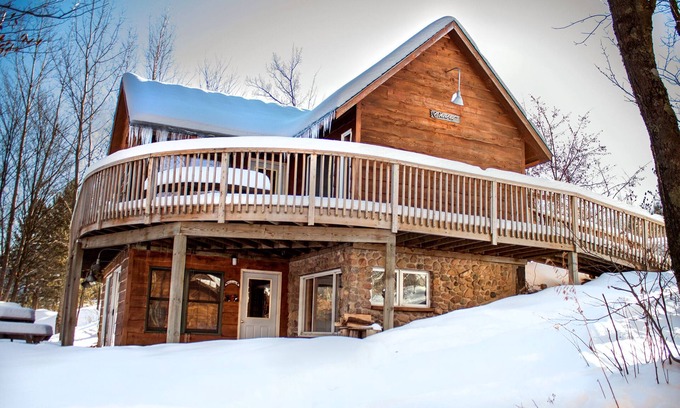 Athelstane Kabine | Genießen Sie den Blick auf den Fluss mit bequemem Platz für die ganze Familie!
