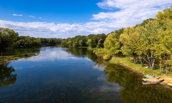 Inver Grove Heights Haus | Take a vacation just outside the cities!