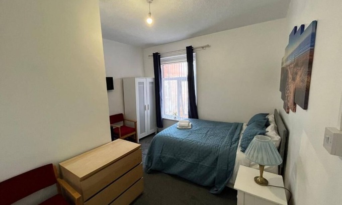 North Shore Hotel | Ensuite Double Room 5mins to the sea