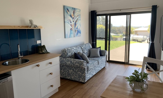 Ulladulla Wohnung | Entire 1br 50sm guest suite 3mins to beach shops restaurants small dog welcome.