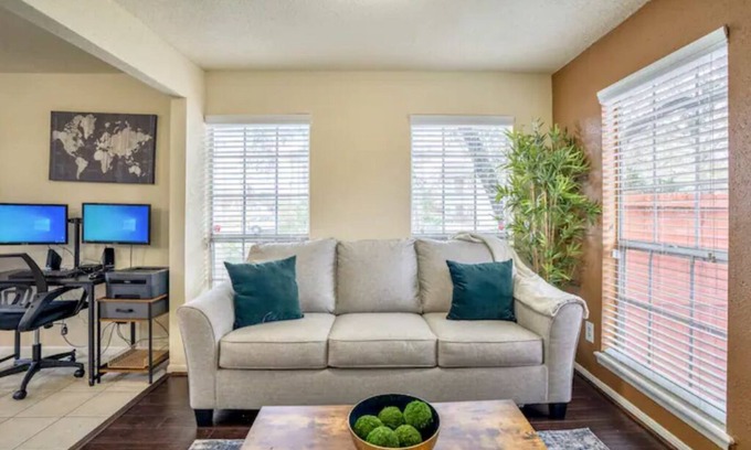South Central Houston Wohnung | Entire Apt | Gated Parking | KING Bed | Computer