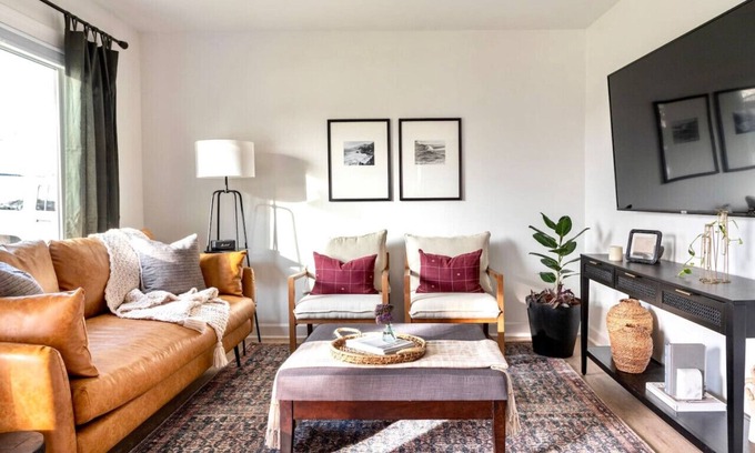 New Castle Haus | Entire Home with Modern Conveniences - New Castle