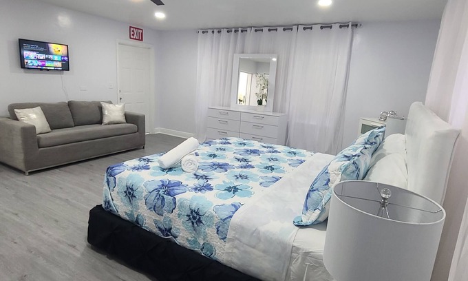 West Hollywood Villa | Entire house in Hollywood Fl close to Hard Rock hotel & Casino/Hard Rock Stadium