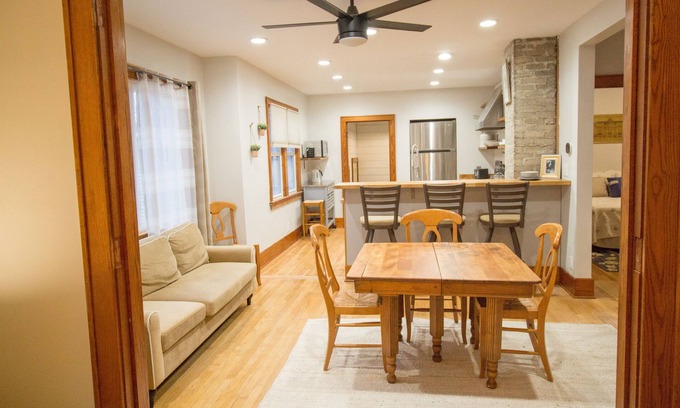 Frankenmuth Haus | Das gesamte Haus mit einem Whirlpool befindet sich nur einen Block von der Hauptstraße von Frankenmuth entfernt.