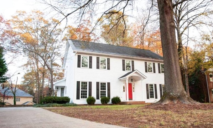 Dalton Haus | Entire House with Parking | Ideal for Long Stays!