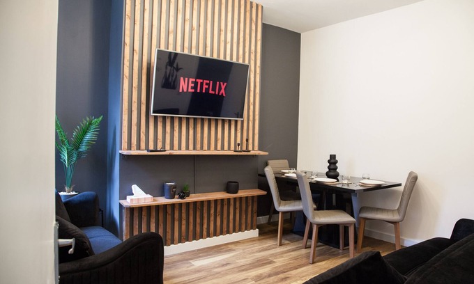 Belle Vue Haus | Entire Modern Home in Manchester For You