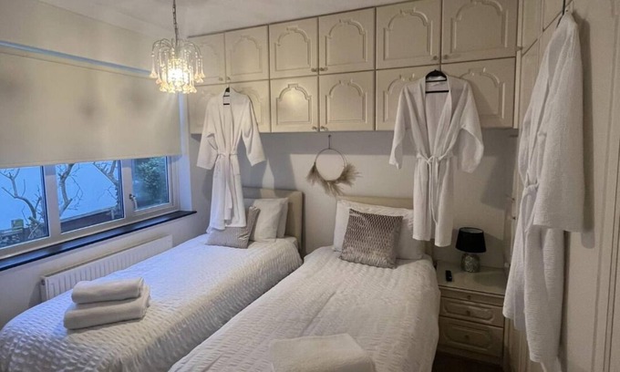 Westcliff-on-Sea Haus | Entire property in Southend & Luxury Jacuzzi Pool, Wi-fi, Parking