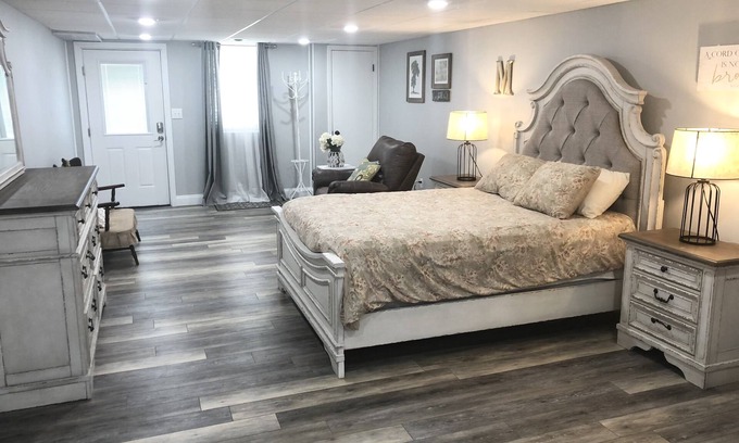 Tyler Haus | Entire Spacious Bristol Getaway with Farmhouse Charm