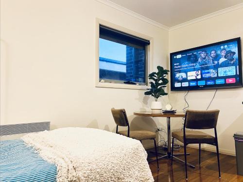 Penguin Haus | Entire Unit in Penguin with Free Parking