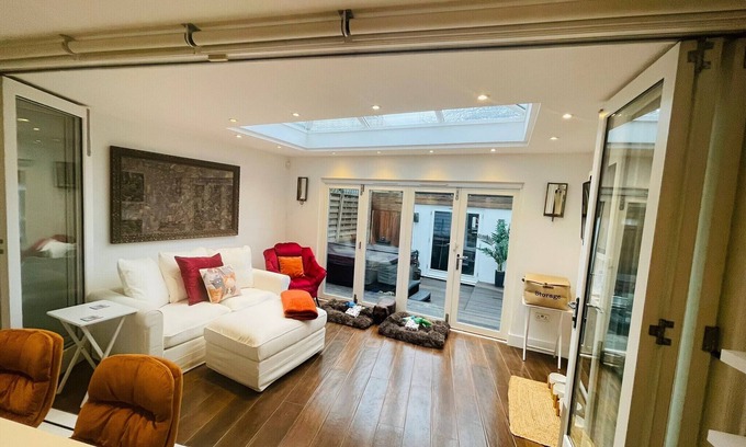 Snaresbrook Haus | Entfliehen Sie London in London - Wanstead Village - Dove House - Whirlpool und Fitnessstudio!