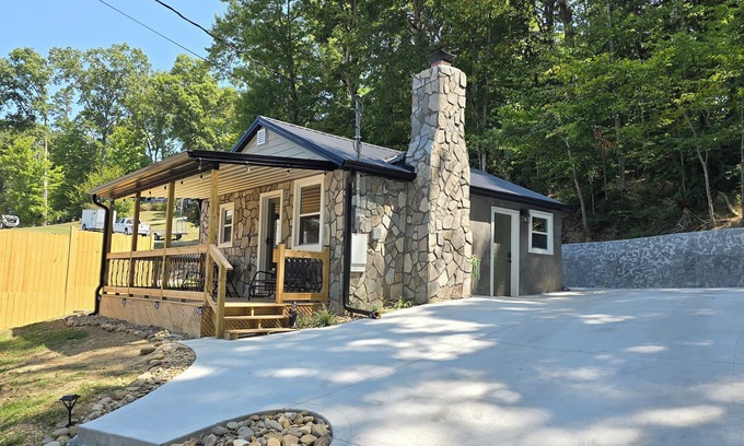 Dandridge Hütte | Escape reality at Douglas lake, HOT TUB, fire pit, Lake views. Couples Retreat.