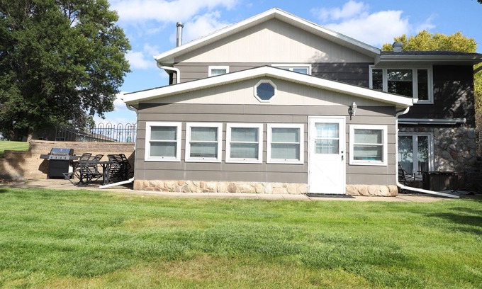 Mina Kabine | Escape to a relaxing lakeside cabin on Mina Lake.