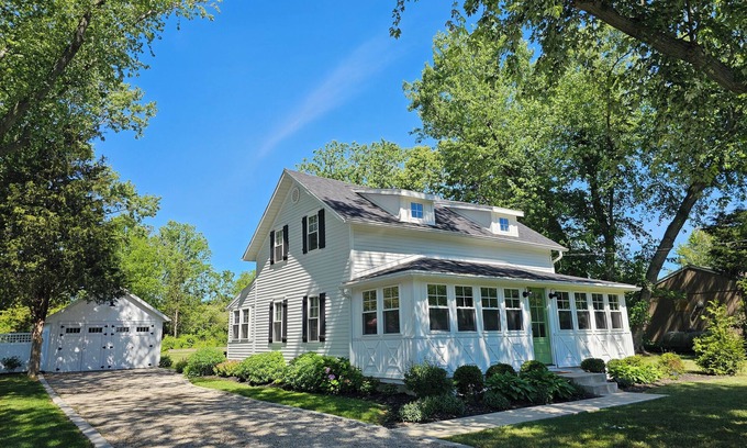 Kelleys Island Hütte | Escape to our Kelleys Island cottage: where comfort meets tranquility.