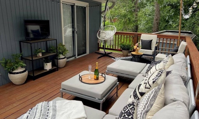 Rose Hill Haus | Escape to Serenity: Spacious 4 Bedroom Oasis, Steps from Old Town & DC!