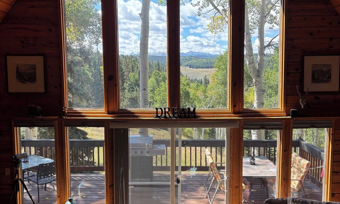 Cimarron Kabine | Escape to the heart of the Colorado mountains at this peaceful cabin retreat.