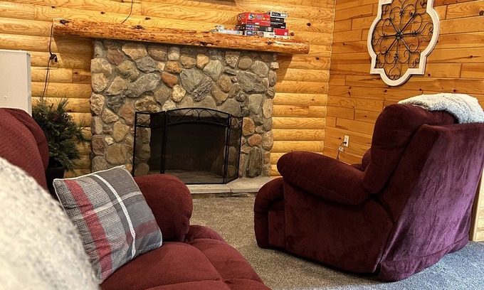 Winamac Kabine | Escape to The Riverside Hideaway - A Cozy Cabin With River Views!