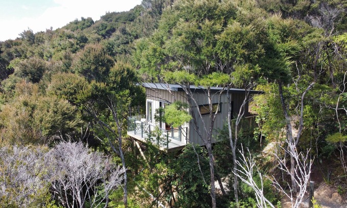 Opua Kabine | Escape to this romantic cabin in amongst the trees.