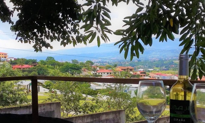 Guachipelin Wohnung | Escazú Container Studio #4. Great View & Location!