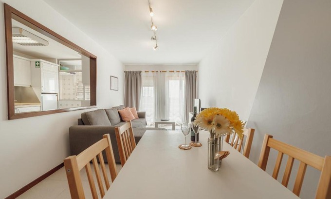 Espinho Wohnung | Espinho Modern 3 Bedroom Apartment by Vacationy