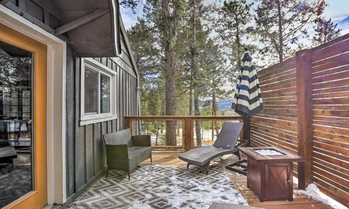 Evergreen Meadows Wohnung | Evergreen Apt with Deck, Fire Pit and Gas Stove!