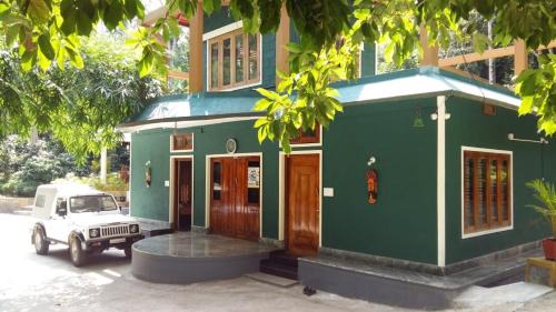 Nakur Sirangala Haus | Evergreen Emerald