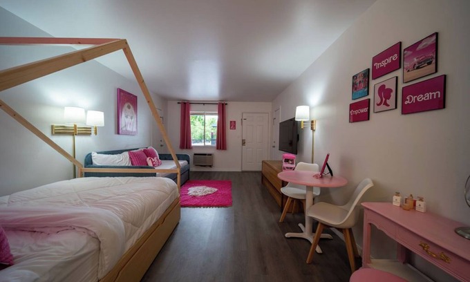 Eureka Springs Resort | Everything is better in PINK!