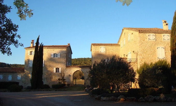 Lorgues Wohnung | Alles, was Sie für einen erholsamen Urlaub in einem schönen Garten inmitten von Weingärten möchten