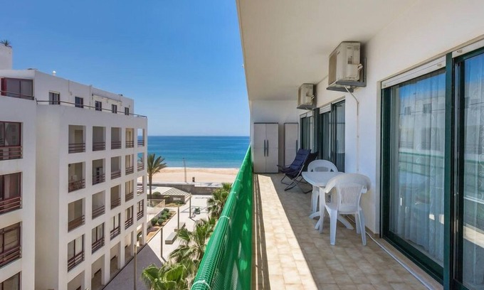 Cavacos Wohnung | Vorzüglich 2-Zimmer-Wohnung in Albufeira mit Pool am Strand