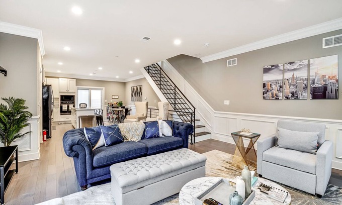 East Passyunk Crossing Haus | Exceptional Downtown Townhome w/Roofdeck -4Bd/3Bth